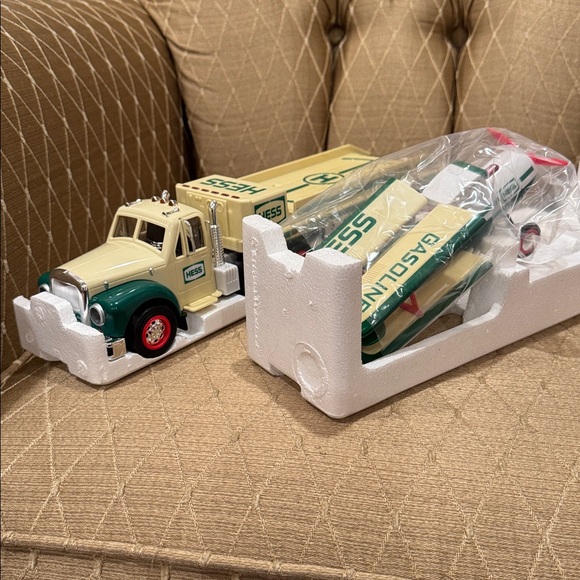 Hess 2002 Toy Truck and Airplane Set - Picture 8 of 11